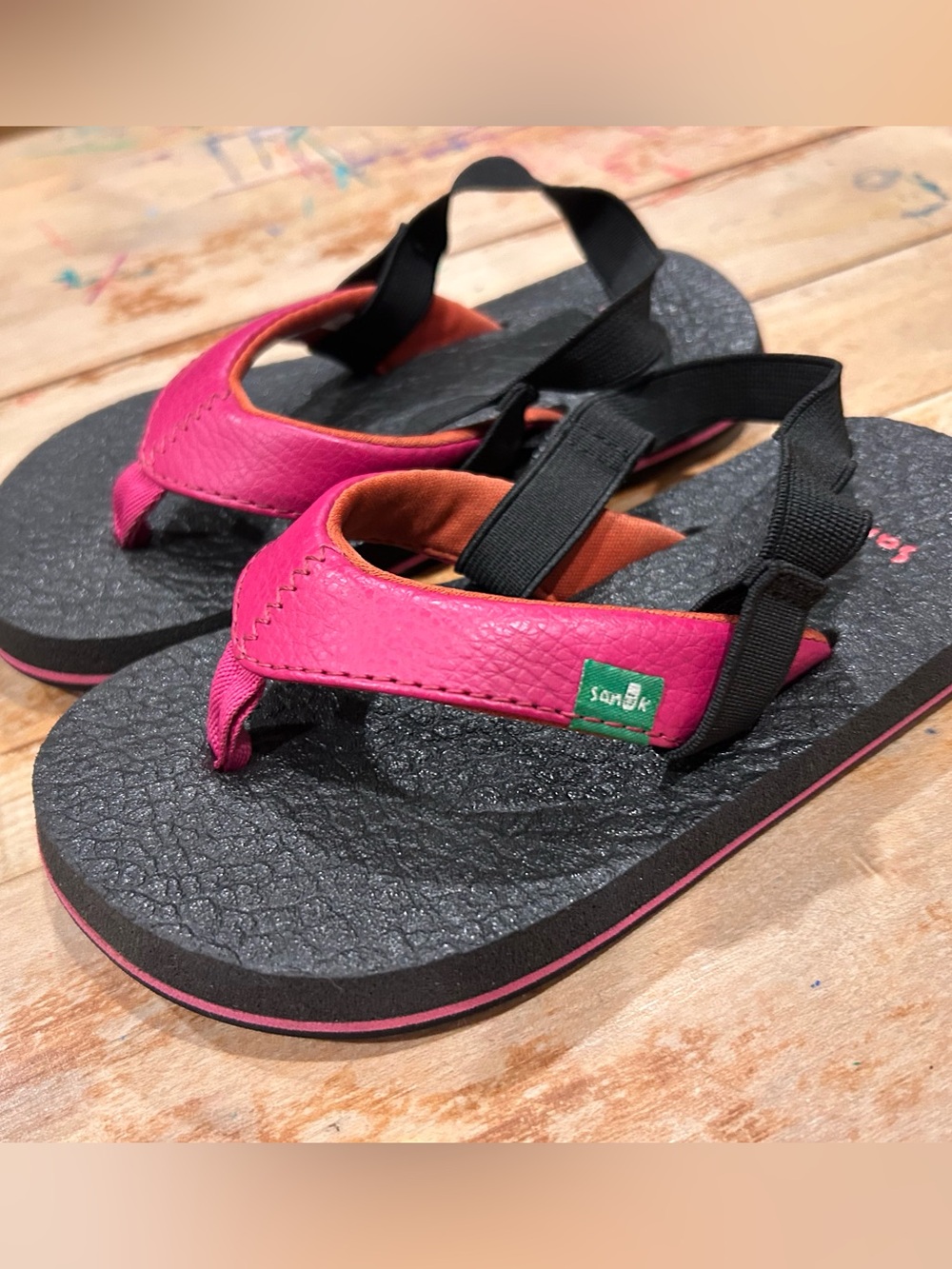 Sanuk T Wavy Kid’s flip flops with heel strap. K9-10. EUC.